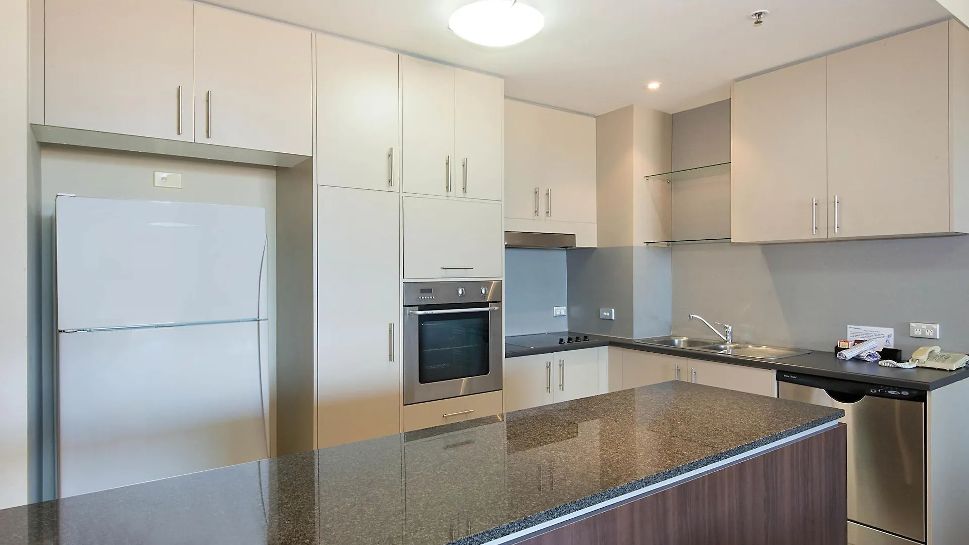 Grand Apartments Gold Coast 0*,  Australia